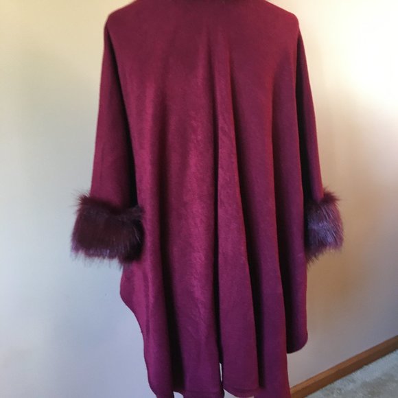 Knit Cape with Faux Fur Trim – One Size - Picture 2 of 6